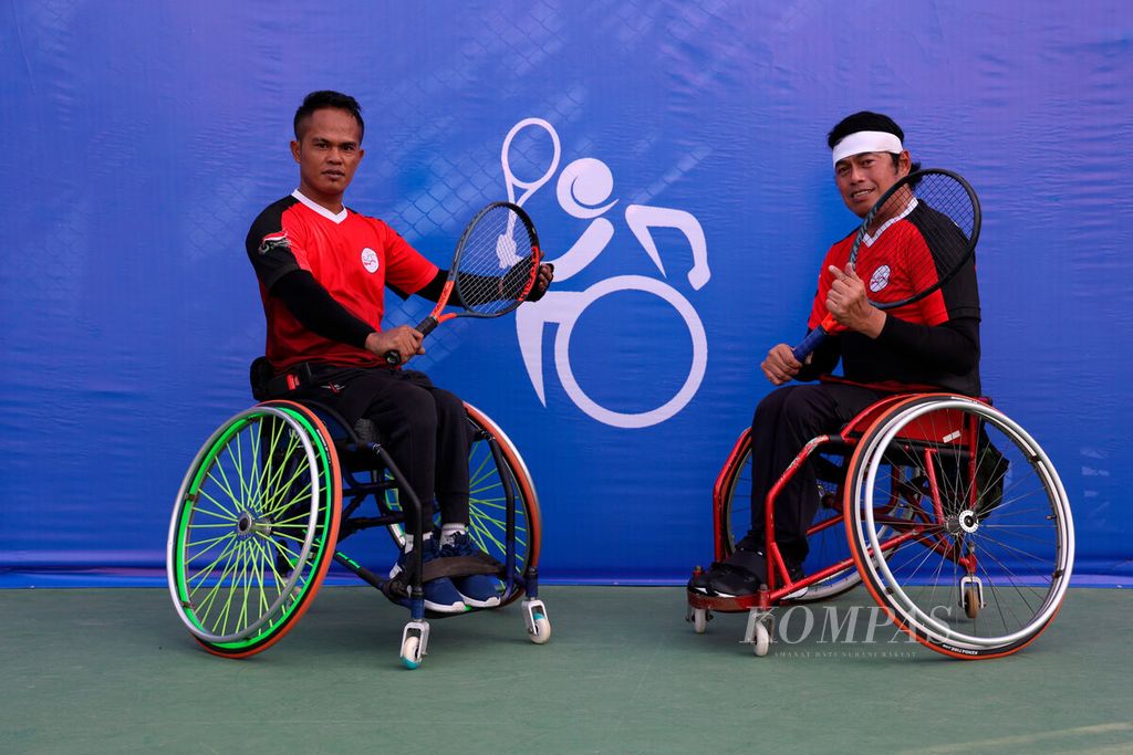 Nurdin (kanan) dan Husein, atlet-atlet tunggal putra tenis kursi roda, berpose sebelum melawan Thailand pada ajang ASEAN Para Games 2022 di Lapangan Tenis Manahan, Surakarta, Jawa Tengah, Minggu (31/7/2022). 