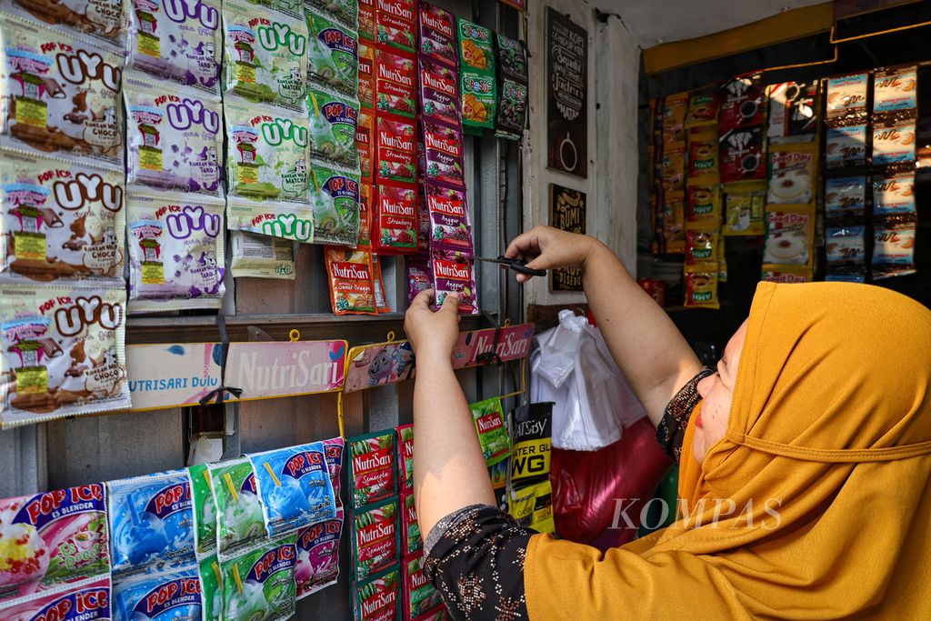 Pedagang melayani pembeli yang memesan minuman saset berpemanis di salah satu warung di kawasan Setiabudi, Jakarta, Senin (29/7/2024). Kebiasaan mengonsumsi minuman berpemanis telah menjadi bagian gaya hidup modern. Sejauh ini, konsumsi minuman berpemanis berisiko menimbulkan gangguan kesehatan. 