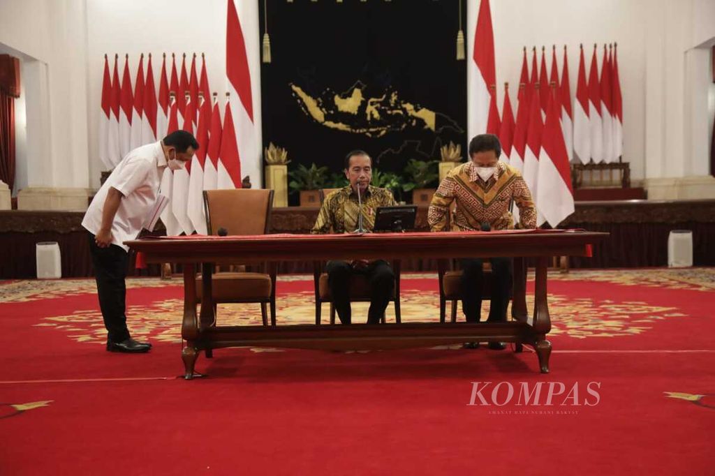 Presiden Joko Widodo (tengah) didampingi Menteri Dalam Negeri Tito Karnavian (kiri) dan Menteri Kesehatan Budi Gunadi Sadikin (kanan) menyampaikan keterangan terkait pencabutan PPKM di Istana Negara, Jakarta, Jumat (30/12/2022). 