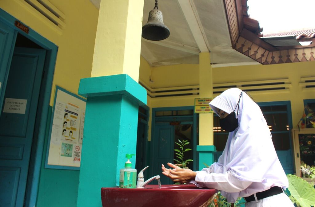 Seorang siswa mencuci tangan menggunakan sabun dan air mengalir di Sekolah Dasar Negeri Palmerah 07 Pagi, Jakarta, Senin (11/07/2022). Sekolah itu memulai pembelajaran tatap muka (PTM) 100 persen dengan menerapkan protokol kesehatan.