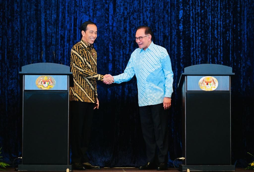 Presiden Joko Widodo dan Perdana Menteri (PM) Malaysia Dato’ Seri Anwar Ibrahim membahas sejumlah kerja sama antara Indonesia dan Malaysia di berbagai bidang dalam pertemuan yang digelar di kediaman resmi PM Malaysia, di Seri Perdana, Putrajaya, Malaysia, pada Kamis (8/6/2023). 