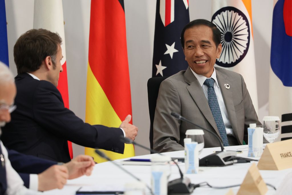 Presiden Joko Widodo dan Presiden Perancis Emmanuel Macron dalam rangkaian KTT G7 di Hiroshima, Jepang, Sabtu (20/5/2023). Dalam rangkaian pertemuan itu, Indonesia menekankan pentingnya perlakuan setara dan menolak diskriminasi.
