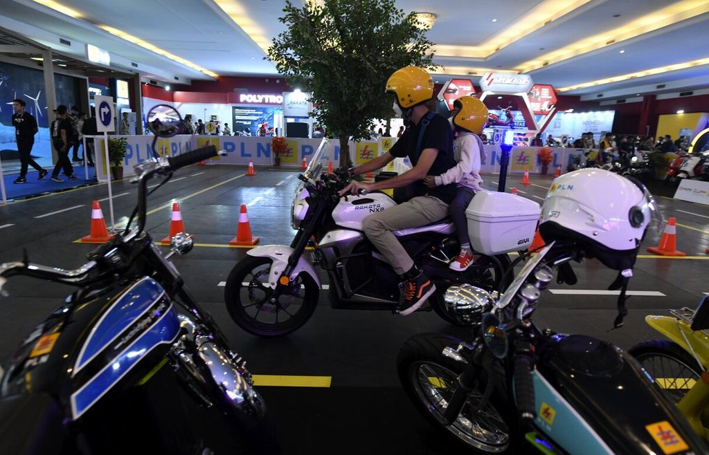 Pengunjung mencoba sepeda motor listrik dalam ajang Indonesia International Motor Show (IIMS) 2023 di Jakarta International Expo, Kemayoran, Jakarta Pusat, Kamis (16/2/2023). Pengunjung yang akan mencoba sepeda motor listrik dapat melakukan registrasi secara daring melalui situs resmi IIMS 2023. Sebanyak 26 sepeda motor listrik yang disediakan untuk ajang uji kendara tersebut antara lain dari jenama Alva, Ofero, United, Rakata, Gesit, dan Polytron. 