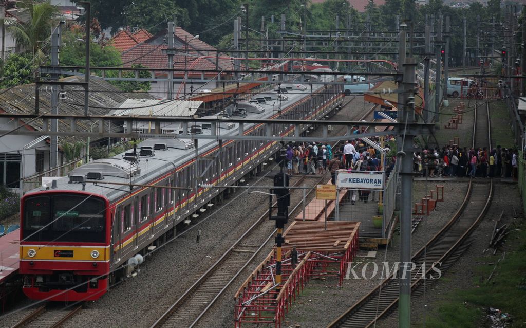 Penumpang kereta rel listrik (KRL) antre keluar Stasiun Kebayoran, Jakarta Selatan, Rabu (21/1/2015).