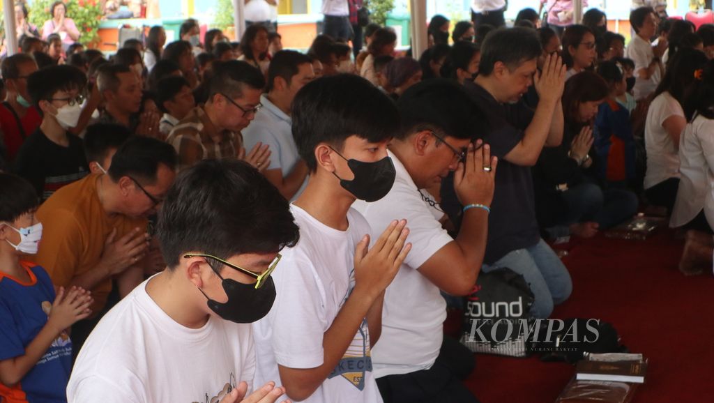Sejumlah umat Buddha berdoa bersama puluhan biksu di Sekolah Dasar Sariputra, Kota Cirebon, Jawa Barat, Minggu (21/5/2023). Acara itu termasuk dalam rangkaian perjalanan 32 biksu yang jalan kaki dari Thailand menuju Candi Borobudur, Jawa Tengah.