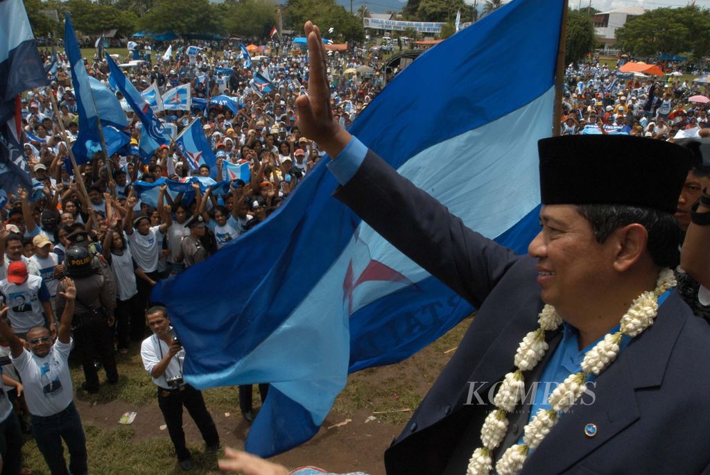 Calon presiden dari Partai Demokrat, Susilo Bambang Yudhoyono, ketika berkampanye di Alun-alun Blambangan, Banyuwangi, Jawa Timur, 13 Maret 2004.