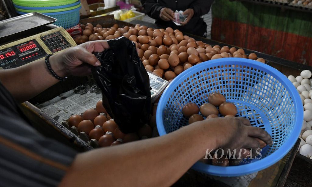Penjual telur ayam ras melayani pembeli di Pasar Grogol, Jakarta Barat, Sabtu (28/5/2022). Hampir satu bulan setelah Lebaran, harga jual telur ayam di sejumlah pasar di Jakarta masih terus mengalami kenaikan dalam beberapa hari terakhir. Saat ini harga telur ayam mencapai Rp 29.000-Rp 30.000 per kilogram. KOMPAS/RADITYA HELABUMI 28-05-2022