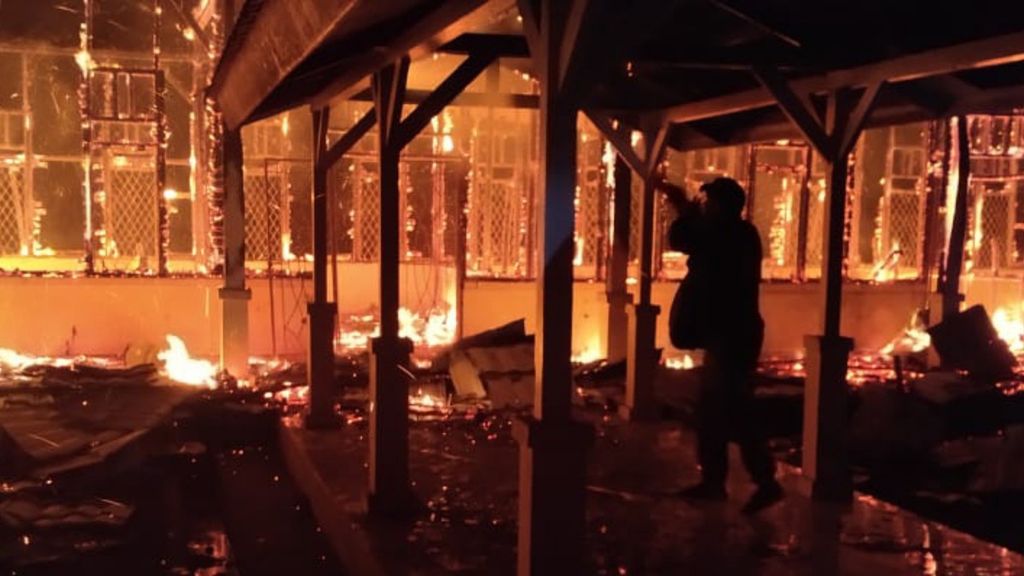Tampak bangunan Kantor DPRD Kabupaten Dogiyai, Papua, terbakar pada Rabu (17/8/2022). Peristiwa ini terjadi sekitar pukul 15.20 WIT.