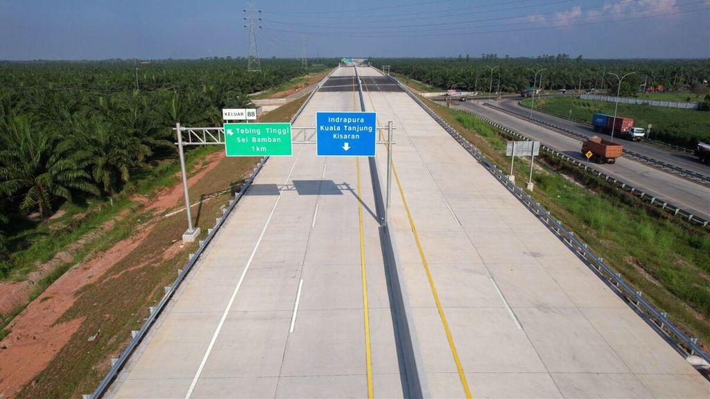 Jalan Tol Trans-Sumatera dari arah Tebing Tinggi ke Inderapura sudah tersambung dan dapat digunakan pada mudik Lebaran 2023 secara fungsional di Kota Tebing Tinggi, Sumatera Utara, Jumat (14/4/2023).