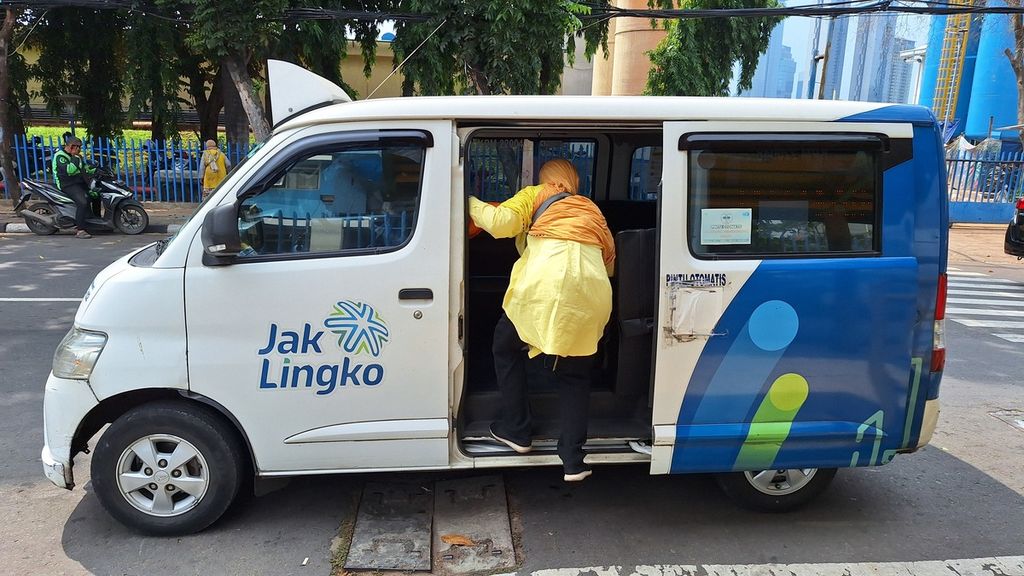 Warga menggunakan Mikrotrans JAK 08 rute Roxy ke Bendungan Hilir, Jakarta Pusat, Selasa (25/6/2024). Mikrotrans merupakan angkutan penumpang gratis atau Rp 0 dari Transjakarta.