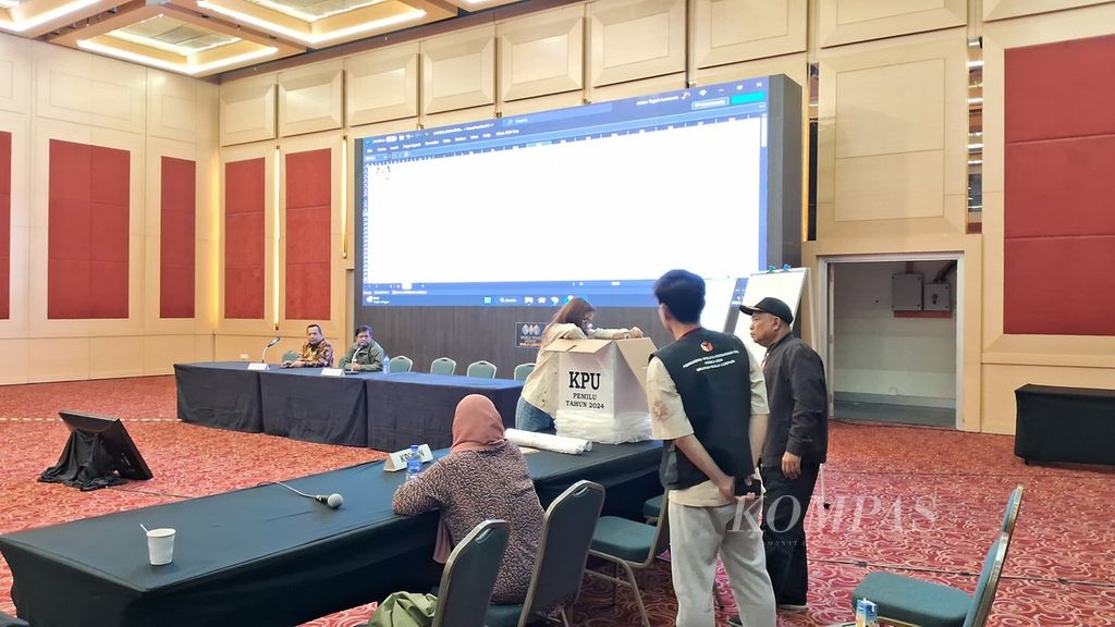 Panitia Pemilihan Luar Negeri Kuala Lumpur bersiap merekapitulasi penghitungan suara pemungutan suara ulang di Kuala Lumpur, Malaysia, Senin (11/3/2024).