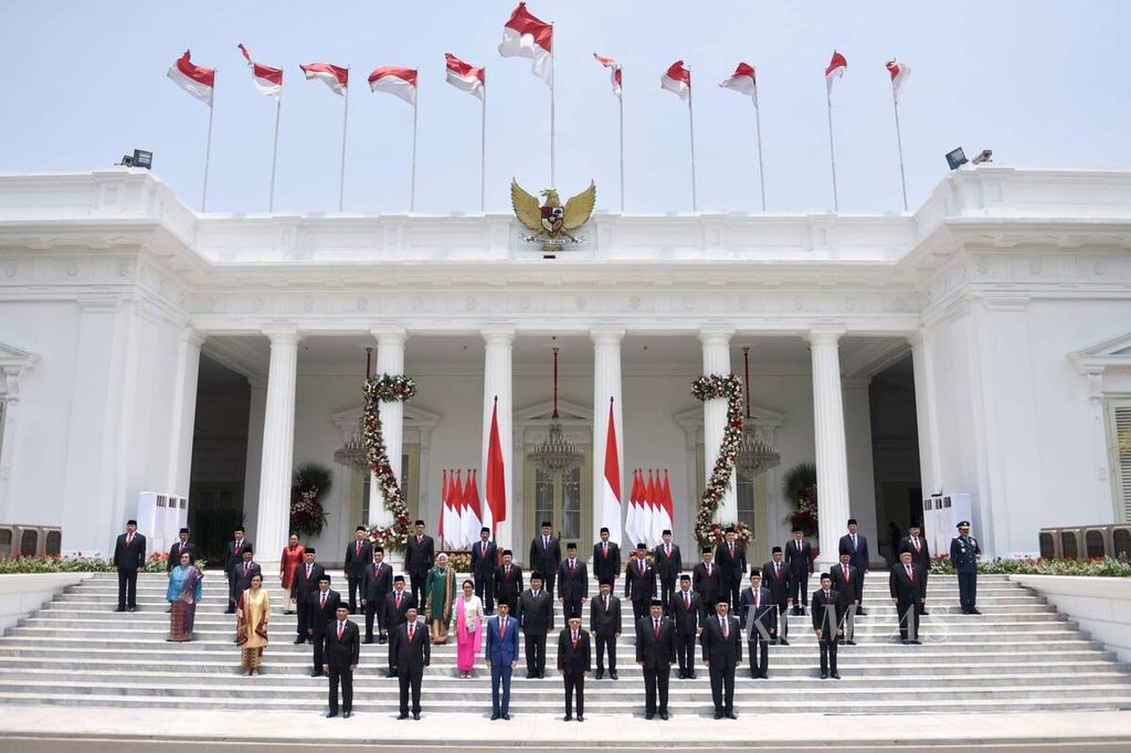 Presiden Joko Widodo bersama Wakil Presiden Ma'ruf Amin berfoto bersama para menteri di halaman depan Istana Merdeka, Jakarta, Rabu (23/10/2019). Hari itu, Presiden mengumumkan susunan kabinet pemerintahannya yang diberi nama Kabinet Indonesia Maju. 