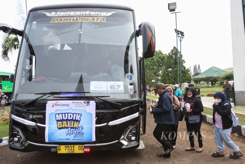 Pemudik memasuki bus di Museum Purna Bhakti Pertiwi, Jakarta, Sabtu (6/4/2024). 