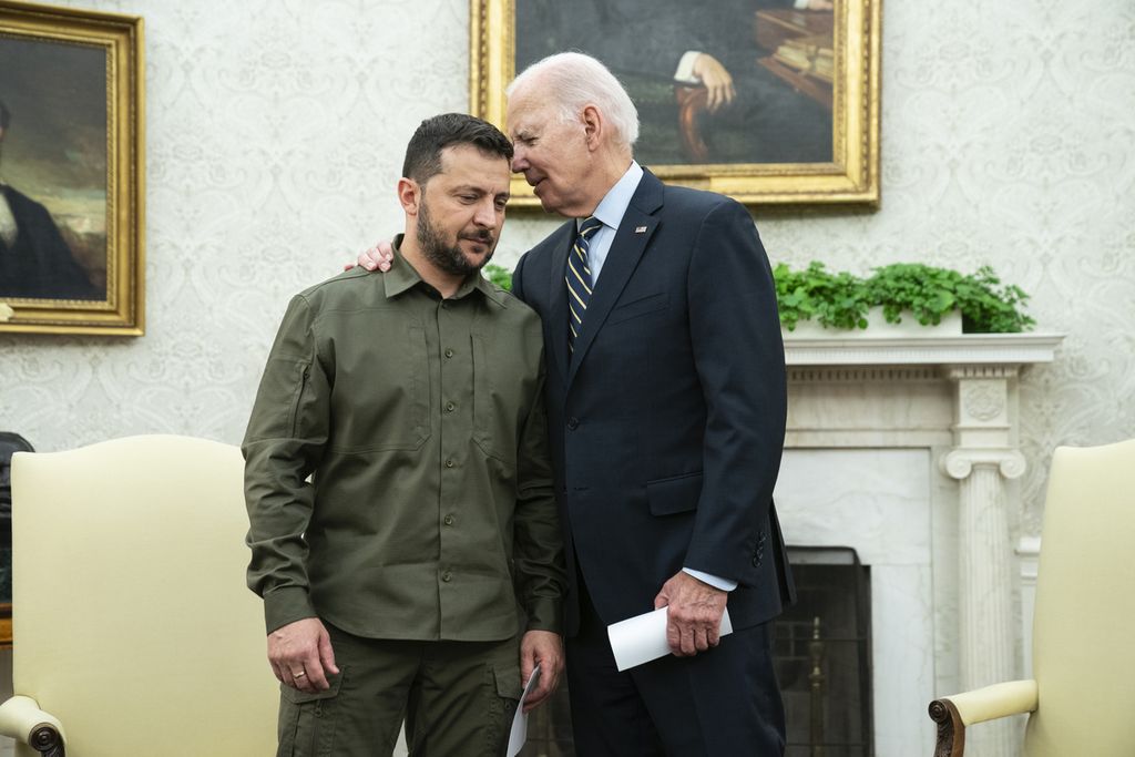 Presiden Amerika Serikat Joe Biden (kanan) menerima kunjungan Presiden Ukraina Volodymyr Zelenskyy di Ruang Oval Gedung Putih, Washington DC, AS, 21 September 2023.