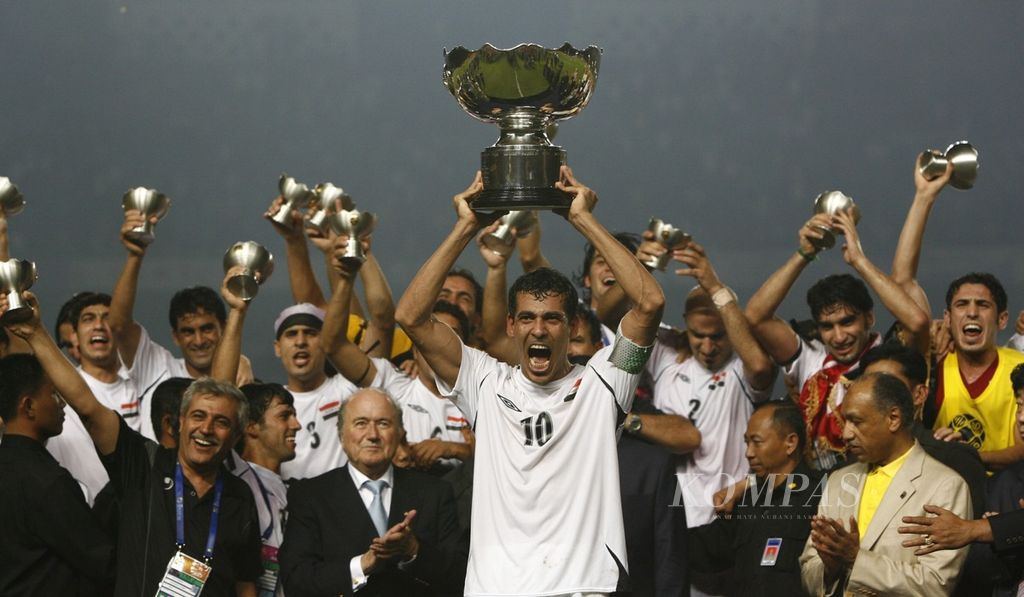 Kapten kesebelasan Irak, Younis Mahmoud, mengangkat piala turnamen sepak bola Piala Asia 2007 setelah Irak menundukkan Arab Saudi dengan skor 1-0 pada partai final di Stadion Utama Gelora Bung Karno, Jakarta, Minggu (29/7/2007).