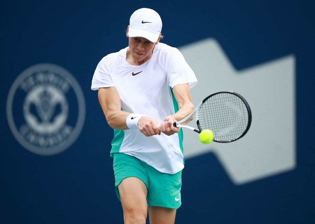 Jannik Sinner memukul bola saat melawan Alex De Minaur pada laga final turnamen ATP Masters 1000 Kanada di Stadion Sobeys, Toronto, Senin (14/8/2023) dini hari WIB. 