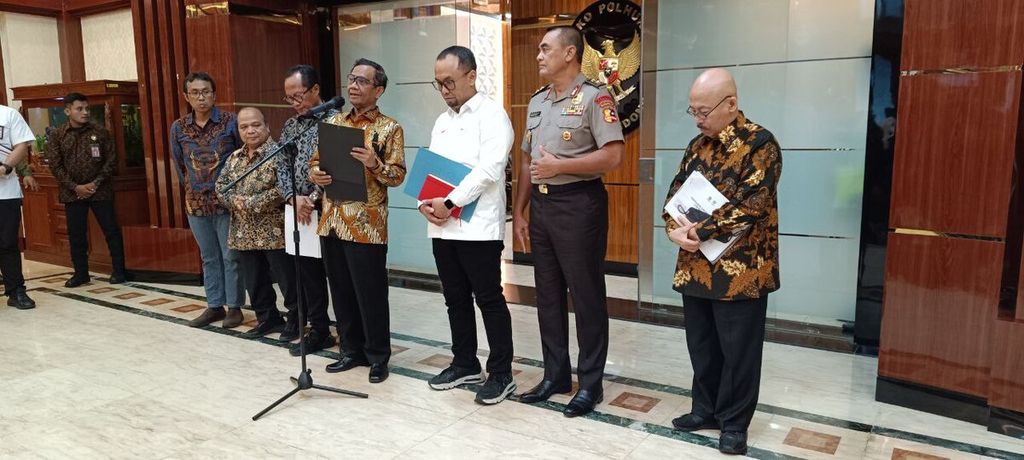 Menteri Koordinator Bidang Politik, Hukum, dan Keamanan Mahfud MD (keempat dari kiri) memberikan keterangan kepada media terkait temuan dan perkembangan terbaru Satuan Tugas Supervisi dan Evaluasi Penanganan Laporan Hasil Analisis, Laporan Hasil Pemeriksaan, dan Informasi Dugaan Tindak Pidana Pencucian Uang (Satgas TPPU) di Jakarta, Senin (11/9/2023). 