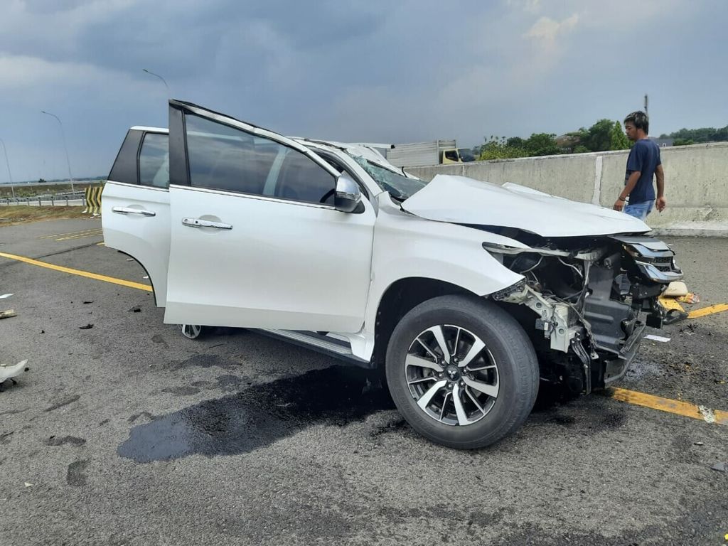 Mobil rusak parah dalam kecelakaan fatal di Jalan Tol Jombang-Mojokerto, Jawa Timur, Kamis (4/11/2021) siang. Kecelakaan menewaskan pasangan selebritas Vanessa Angel dan Bibi Andriansyah.