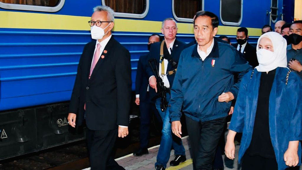 Presiden Joko Widodo bersama Nyonya Iriana Joko Widodo tiba di Stasiun Przemysl Glowny, Przemysl, Polandia, Selasa (28/6/2022) malam waktu setempat. Jokowi bersama rombongan naik kereta luar biasa menuju Kyiv, Ukraina. 