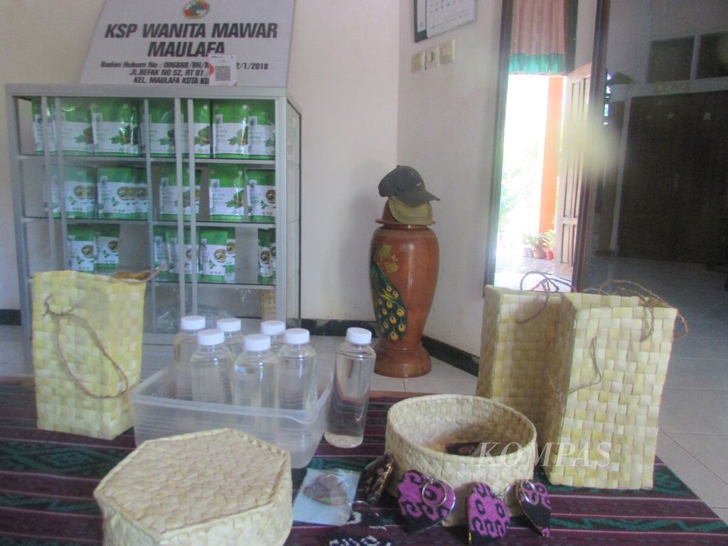 Sejumlah usaha kerajinan tangah perempuan Maulafa Kota Kupang yang tergabung dalam KSP Wanita Mawar di Kupang. Gantungan kunci berbahan sampah tenun ikat, minyak kelapa murni (VCO), dan beberapa jenis anyaman dari daun lontar muda.