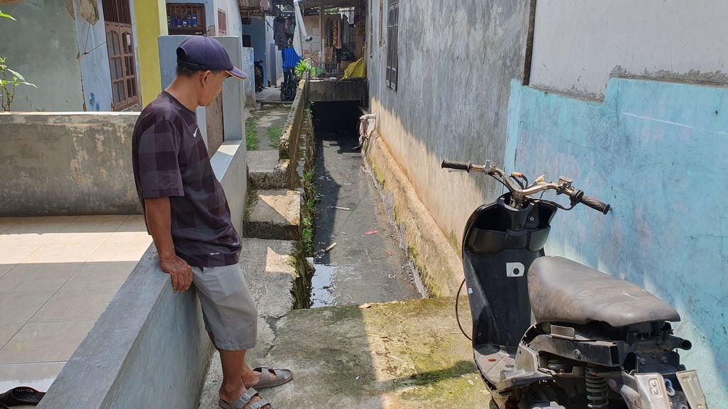 Selokan lokasi seorang anak berusia empat tahun, Divar bersama ayahnya, Rasam (37) pertama kali jatuh dan terseret hingga ditemukan meninggal di RT 006 RW 007, Pondok Cabe Ilir, Pamulang, Tangerang Selatan, Banten pada Minggu (21/5/2023).
