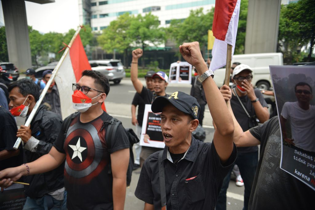 Peserta aksi mengangkat tangannya saat berdemonstrasi di depan Kantor Kementerian Kesehatan (Kemenkes), Jakarta Pusat, Senin (29/5/2023). 