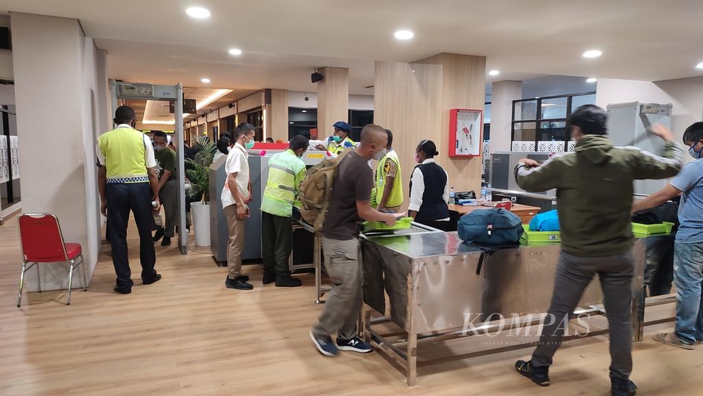 Calon penumpang menjalani pemeriksaan sinar X dan <i>metal detector </i>sebelum memasuki ruang tunggu Bandara Dortheys Hiyo Eluay, Sentani, Jayapura, Papua, Senin (6/12/2021). 