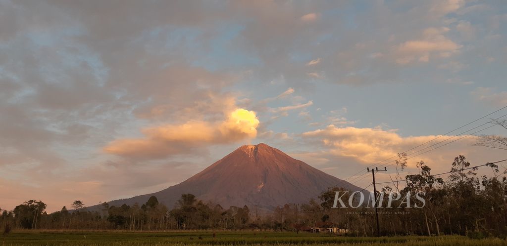 Gunung Semeru difoto pada Kamis (10/12/2021).