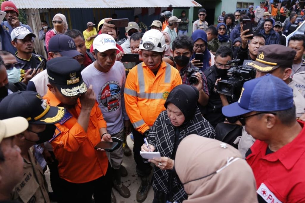 Menteri Sosial Tri Rismaharini (jilbab hitam) mengunjungi lokasi longsor di Kabupaten Gowa, Sulawesi Selatan, Sabtu (19/11/2022). Hingga kini, ada tujuh korban longsor. Sebanyak enam orang meninggal dan satu orang lainnya masih dicari.