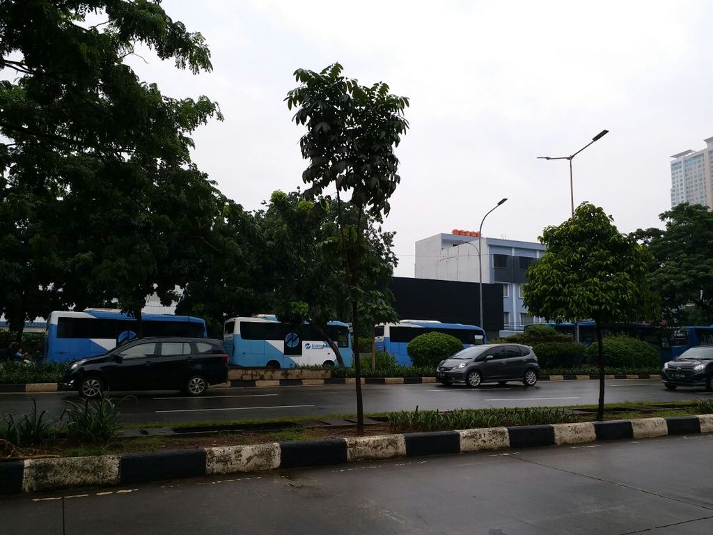 Bus transjakara ukuran sedang yang menjadi pengumpan bus transjakarta reguler parkir di kawasan Kebayoran Lama, Jakarta Selatan hari ini dan cukup mengganggu aliran lalu lintas di ruas jalan itu