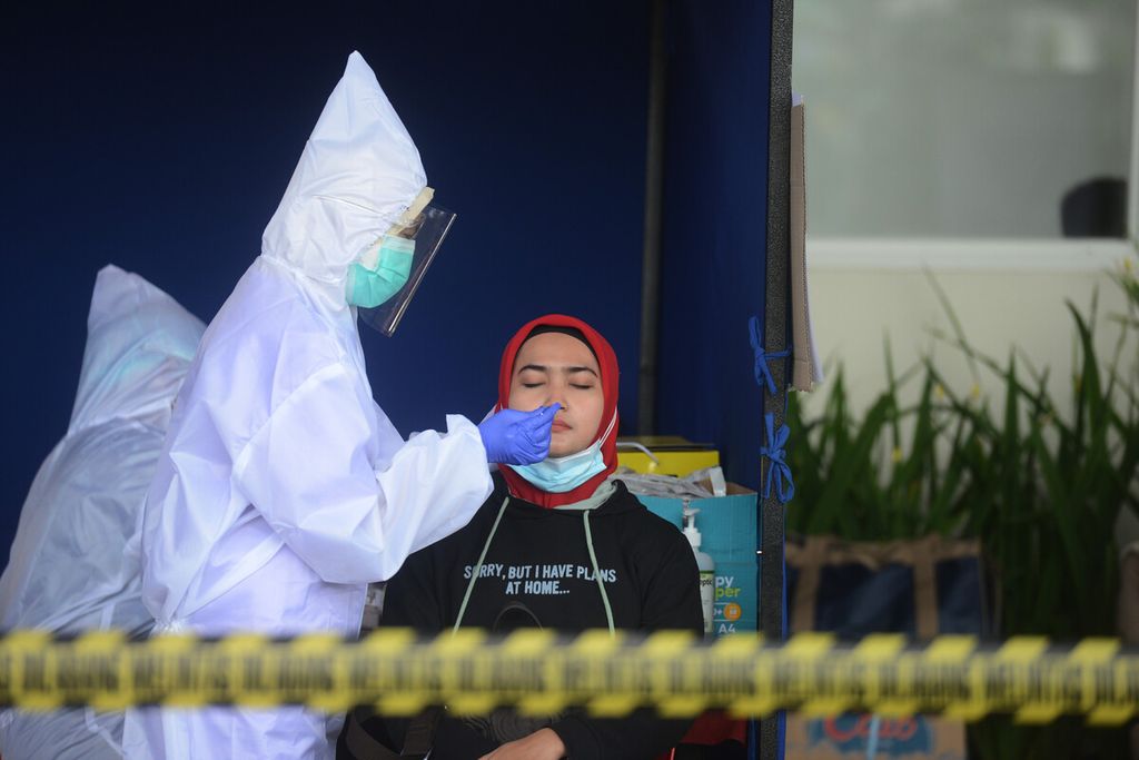 Calon penumpang mengikuti tes cepat antigen di Bandara Adi Soemarmo, Boyolali, Jawa Tengah, Selasa (22/12/2020). 