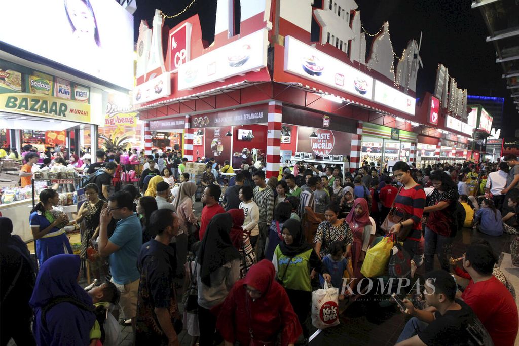 Residents visited the location of the Jakarta Fair (PRJ) in Kemayoran, Central Jakarta, Saturday (16/6/2018).