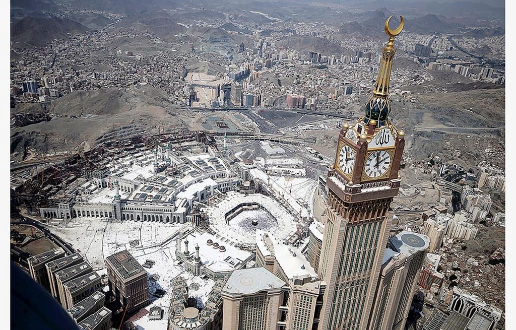 Pemandangan dari udara menunjukkan jemaah haji melakukan tawaf mengelilingi Kabah di Masjidil Haram, Mekkah, Arab Saudi, Sabtu (2/9). Jemaah melakukan tawaf wadak (tawaf perpisahan) sebelum mereka kembali ke negara masing-masing.