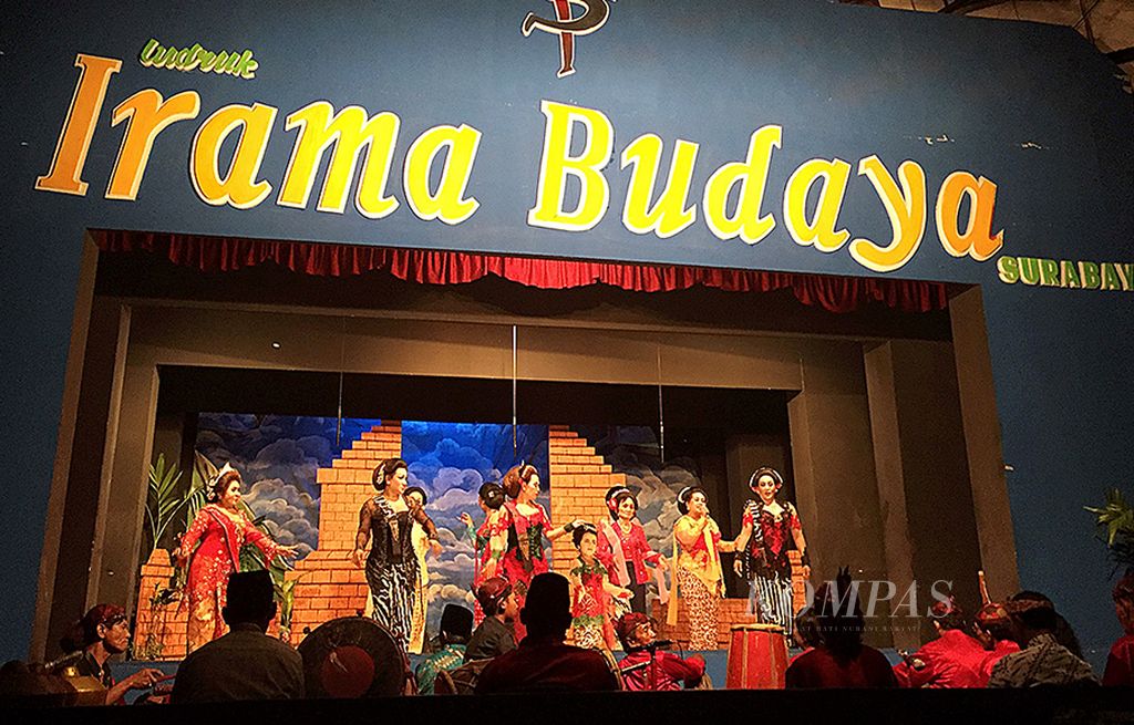 Suasana  pementasan Ludruk Irama Budaya dengan cerita adaptasi Kidung Idul Fitri karya Usmar Ismail, Sabtu (1/7), di Taman Hiburan Rakyat, Surabaya.