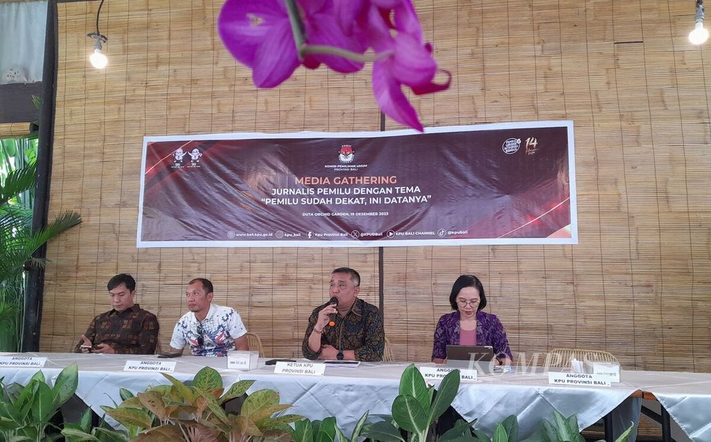 KPU Provinsi Bali menggelar temu media (<i>media gathering</i>) dengan topik "Pemilu Sudah Dekat, Ini Datanya" di Denpasar, Selasa (19/12/2023) yang dihadiri Ketua KPU Provinsi Bali I Dewa Agung Gede Lidartawan (kedua dari kanan).