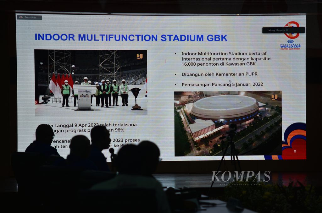 Panitia Pelaksana Piala Dunia FIBA di Indonesia Junas Miradiarsyah menjelaskan progres pembangunan Indonesia Arena sebagai lokasi pertandingan Piala Dunia Bola Basket FIBA 2023 di Indonesia dalam rapat koordinasi lintas kementerian/lembaga untuk persiapan Piala Dunia FIBA 2023 di Kantor Kemenpora, Jakarta, Senin (10/4/2023). 