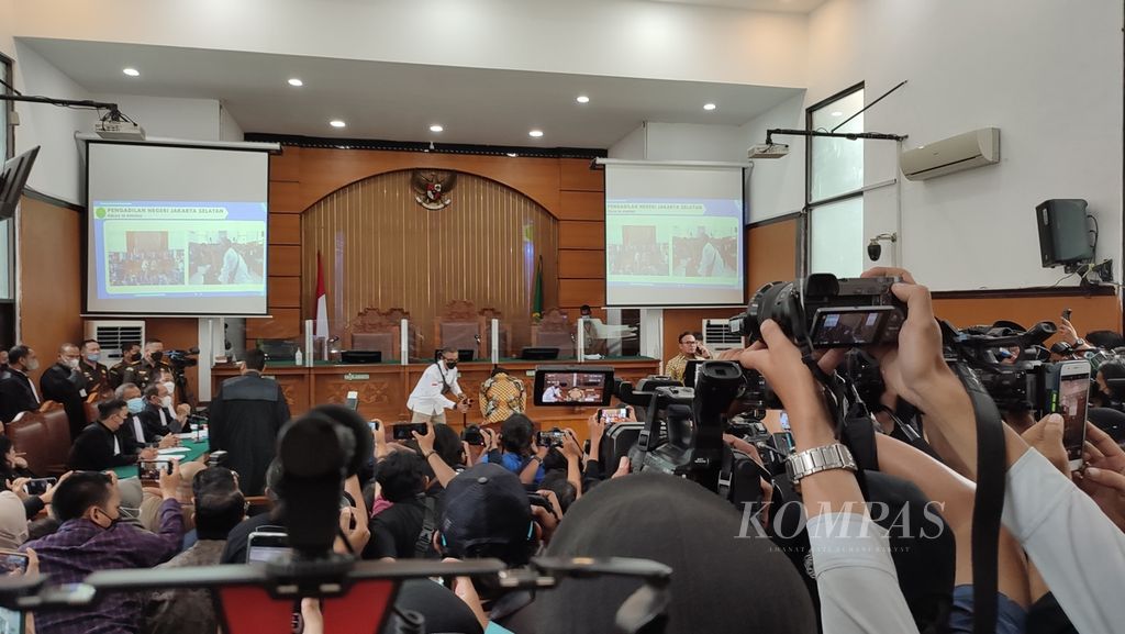 Terdakwa Ferdy Sambo mengikuti sidang kasus pembunuhan berencana terhadap Brigadir Nofriansyah Yosua Hutabarat, Senin (17/10/2022), di Jakarta.