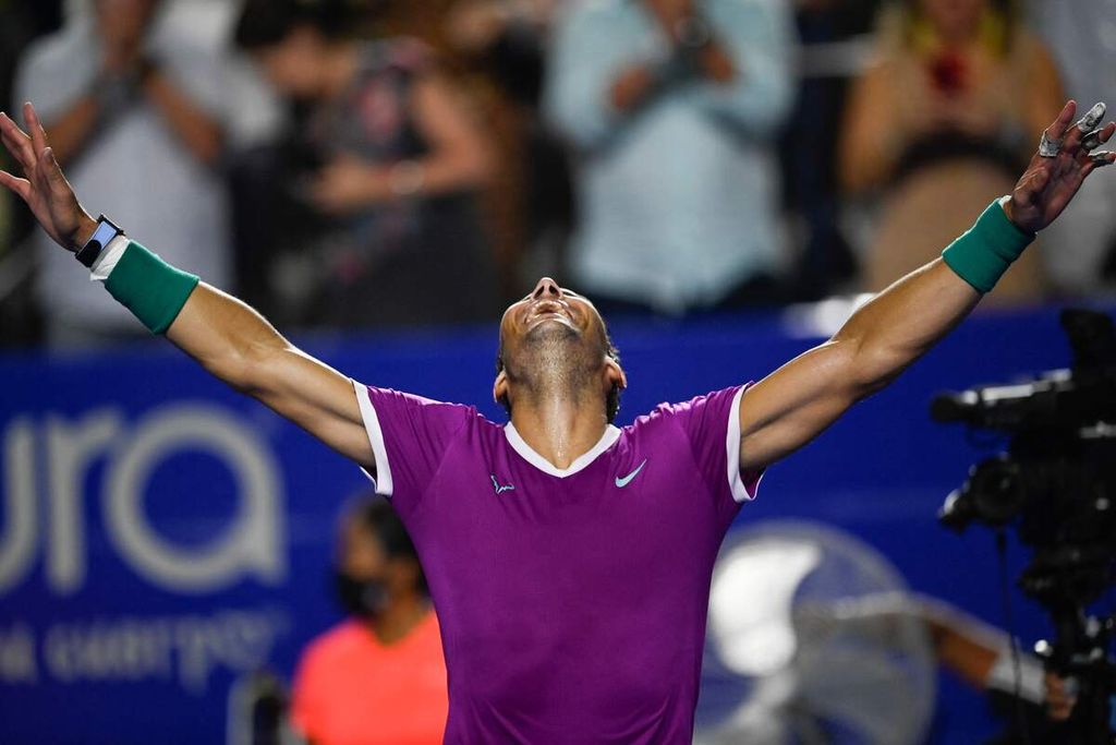 Petenis Spanyol Rafael Nadal merayakan kemenangannya atas Cameron Norrie (Inggris Raya) seusai laga final turnamen ATP 500 Acapulco di Arena GNP, Acapulco, Meksiko, 26 Februari 2022. Nadal belum terkalahkan dalam 15 pertandingan tahun ini. 