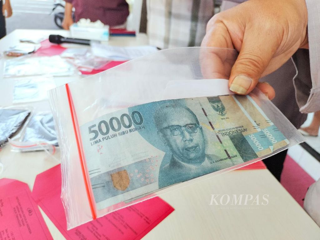 Uang palsu yang dibeli oleh tersangka AD dan NF, yang kemudian disita sebagai barang bukti oleh Polres Temanggung, Rabu (27/7/2022).
