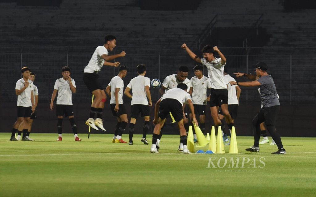 Pemain Indonesia U-17 meluapkan kegembiraannya saat berhasil memenangi permainan pada sesi latihan resmi di Stadion Gelora 10 November, Surabaya, Kamis (9/11/2023).