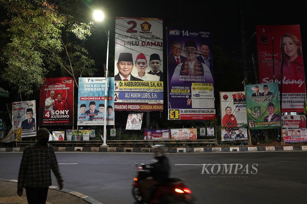Baliho calon anggota legislatif di Jalan Laksamana Malahayati, Jakarta Timur, Selasa (9/1/2024).  