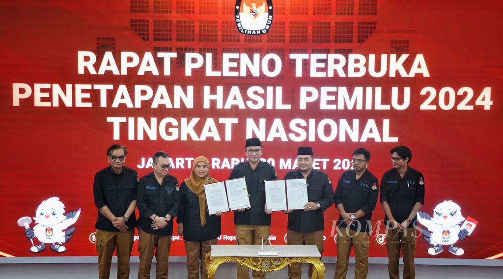 Ketua Komisi Pemilihan Umum  Hasyim Asy'ari dan para anggota lainnya setelah menandatangani berita acara Rapat Pleno Terbuka Penetapan Hasil Pemilu 2024 di KPU, Jakarta, menjelang pengesahan, Rabu (30/3/2024). 
