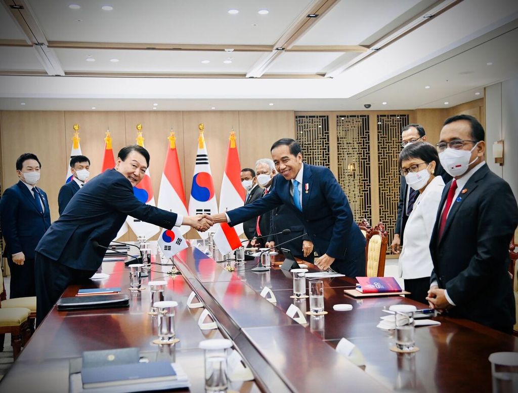 Presiden Joko Widodo dan Presiden Korea Selatan Yoon Suk-yeol bersalaman sebelum pertemuan bilateral di Kantor Kepresidenan Yongsan, Seoul, Kamis (28/7/2022) sore.