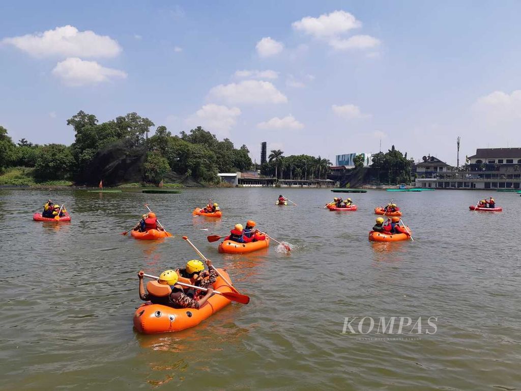 Peserta Jamnas Pramuka XI menikmati permainan air dalam kelompok dengan kegiatan kayaking, Jumat (19/8/2022), di Buperta Cibubur, Jakarta.