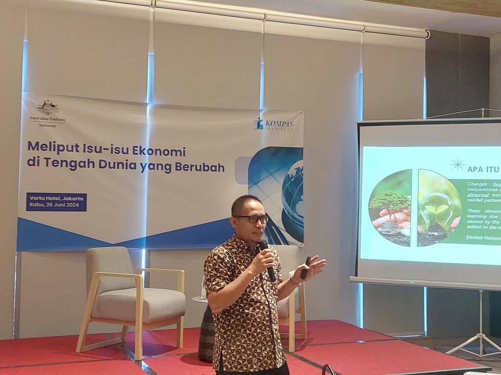 Direktur Eksekutif Centre of Reform on Economic (Core) Indonesia Mohamad Faisal saat menjadi pembicara dalam semiloka untuk jurnalis bertema Strategi Menulis Isu-isu Ekonomi di Tengah Dunia yang diadakan Kedutaan Besar Australia untuk Indonesia bersama Kompas Institute di Jakarta, Rabu (26/6/2024).