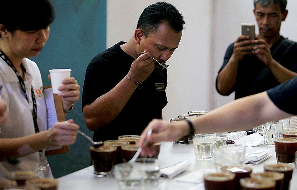 Pencicip kopi menguji cita rasa (cupping) 47 jenis kopi petani dari 11 provinsi  di Pasar Kopi Jakarta Coffee Week 2017, yang berlangsung pada 8-10 September 2017 di Hype, Pantai Indah Kapuk, Jakarta.  