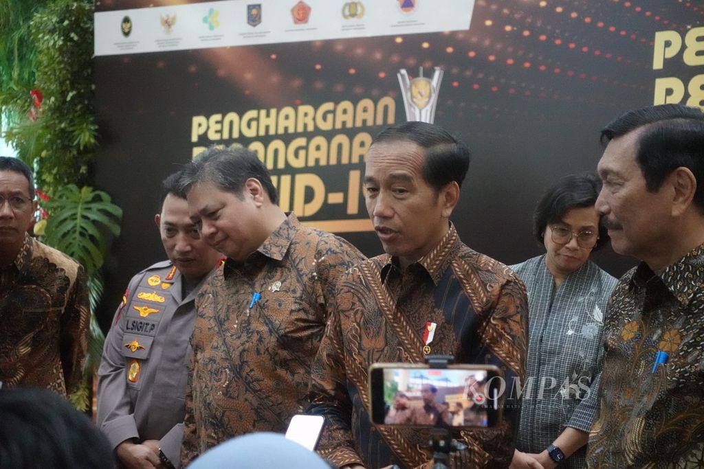 Presiden Joko Widodo saat memberikan keterangan pers seusai acara penghargaan penanganan Covid-19 yang digelar di Gedung Dhanapala Kementerian Keuangan, Jakarta, Senin (20/3/2023).