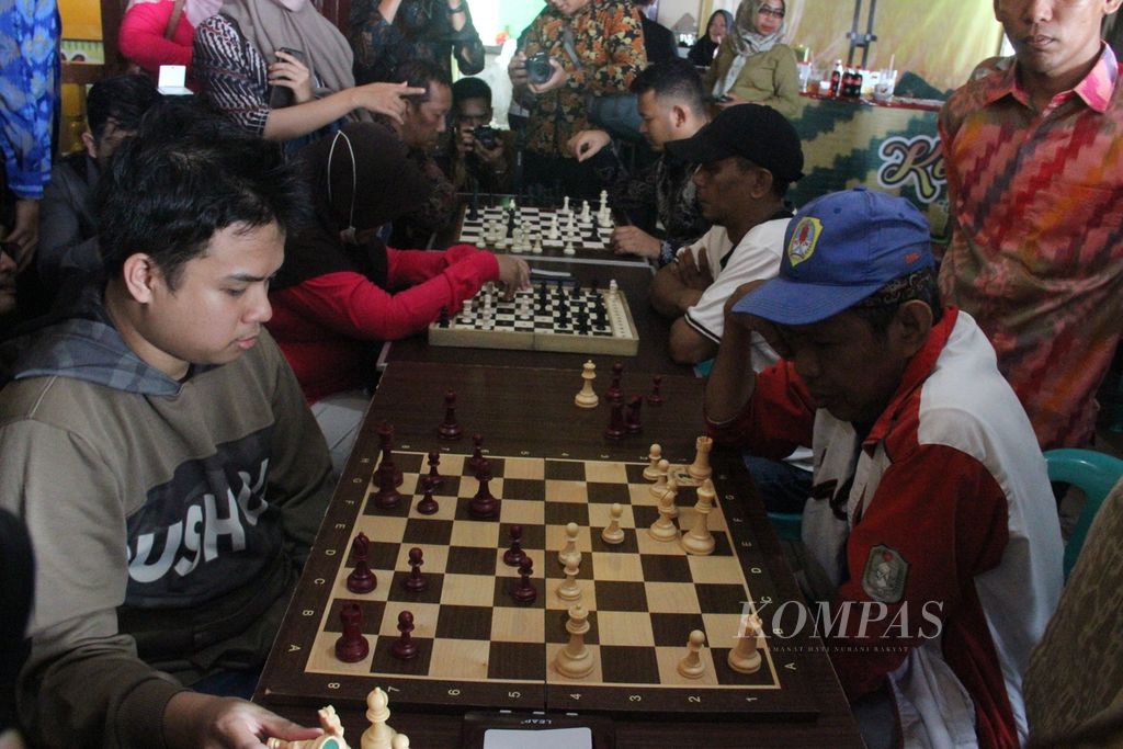 Permainan catur dalam pembukaan Festival Kapuas di Kampung Wisata Caping, tepian Sungai Kapuas, Kota Pontianak, Kalbar, Jumat (2/6/2023).