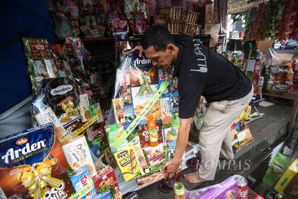 Pedagang mempersiapkan dekorasi pada paket parsel yang telah laku terjual di sentra parsel Cikini, Jakarta Pusat, Senin (25/3/2024). Sekitar dua pekan menjelang Lebaran mulai terjadi peningkatan permintaan parsel sebagai hantaran.
