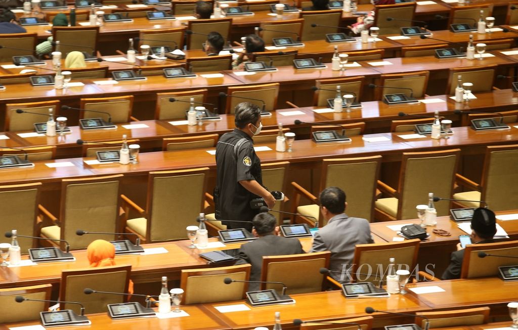 Fotografer berjalan di antara kursi anggota DPR saat Rapat Paripurna DPR di Kompleks Parlemen, Senayan, Jakarta, Selasa (24/5/2022). Agenda rapat salah satunya pengesahan Rancangan Undang-Undang Pembentukan Peraturan Perundang-Undangan menjadi undang-undang. 